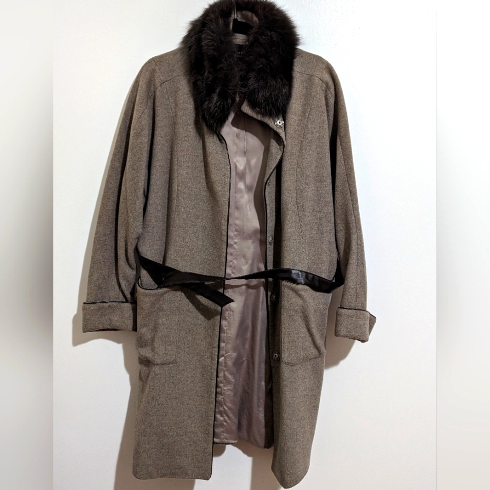 Wool coat with real Fur collar